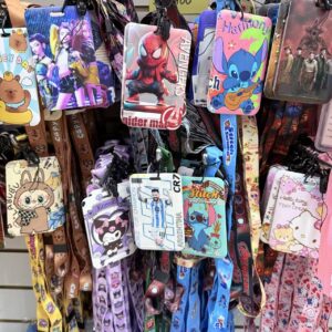 Porta sube con correa de personaje