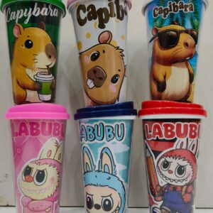 Vaso capibara y labubu